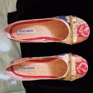 Steve Madden floral gold trim pump
